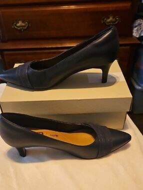 Clarks Navy Pointed-Toe Low Kitten Heel Pumps Brand New